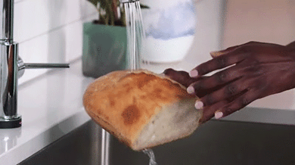 Mẹo đơn giản và hiệu quả nhất để hâm nóng bánh mì trong lò vi sóng